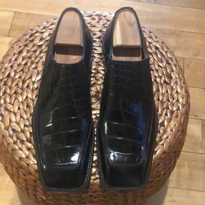 This slightly worn Mezlan 11 1/12 Men’s black Crocodile embossed shoes.